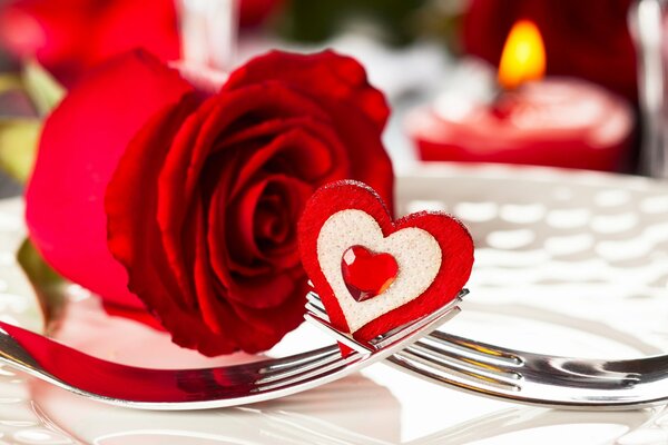 Una tarjeta con una rosa y un corazón. Color rojo
