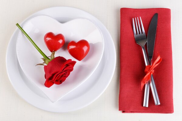 Servir feliz día de San Valentín plato en forma de corazón