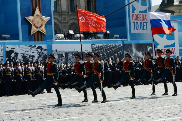 Moskiewska parada z okazji Dnia Zwycięstwa. Żołnierze z flagami maszerują po Placu Czerwonym
