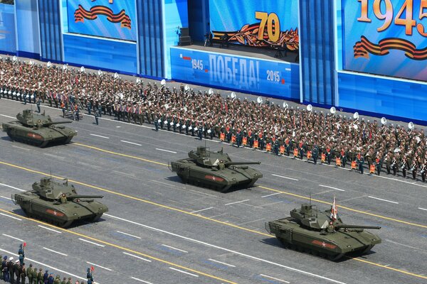 Боевые танки в день победы на красной площади