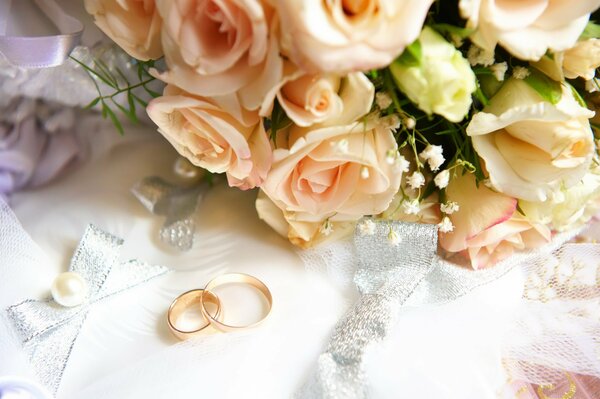 Ramo de novia en tonos suaves con anillos