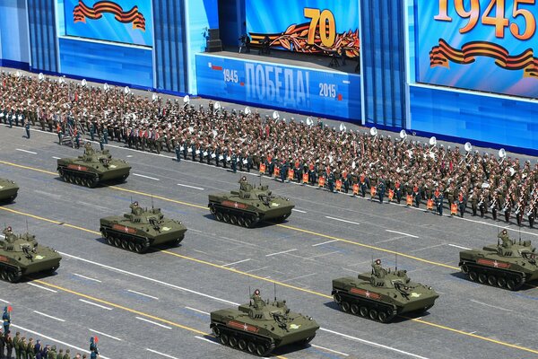Tanques circulan por la Plaza roja el día de la victoria
