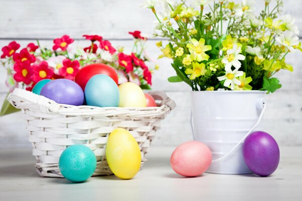 Huevos de Pascua multicolores y flores