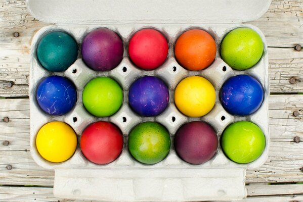 Huevos de Pascua multicolores en paquete