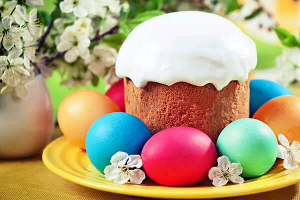 Gâteau de Pâques en glaçage avec des œufs peints