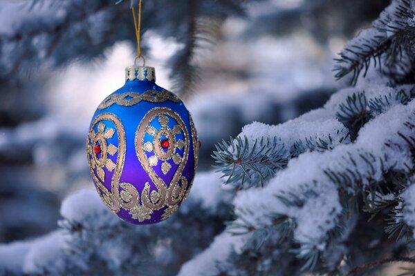 Boule de Noël sur une branche enneigée