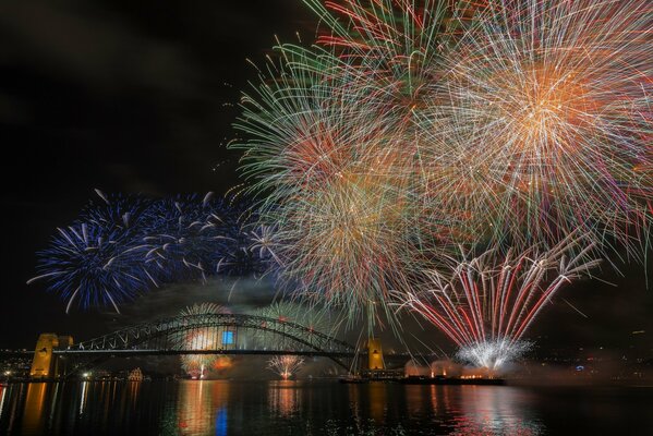 Fuegos artificiales brillantes sobre Sydney