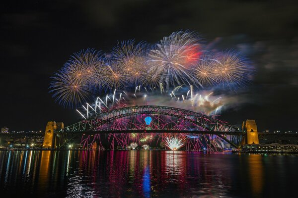 Feux d artifice sur Harbour Bridge à Sydney