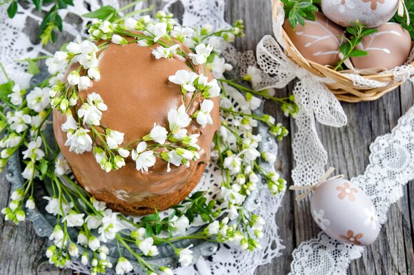 Ostereier und Kuchen mit Glasur