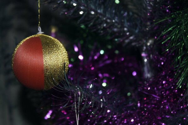 Juguete de Navidad en el fondo del árbol de Navidad con guirnaldas