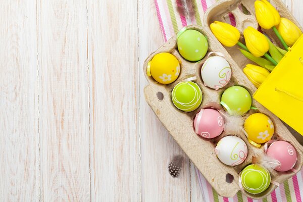 Das Osterfest. Geschenk mit Tulpen und Zusätzen