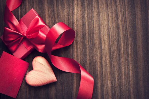 Regalo romántico con cintas y corazón