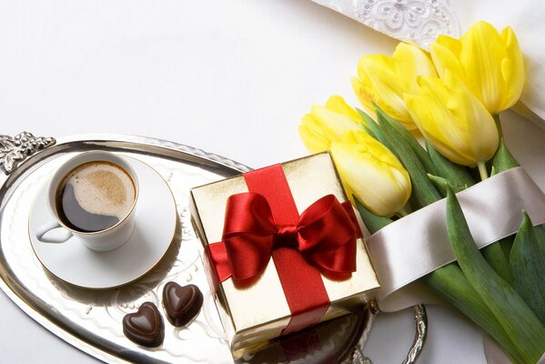 Romantyczny idealny dzień dobry. Kawa, tulipany i prezent, nic zbędnego