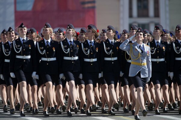 Auf dem roten Platz marschieren Militärmädchen. Der rote Platz am Tag des Sieges ist überfüllt