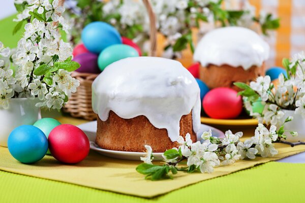 Pastel de Pascua en glaseado blanco con huevos