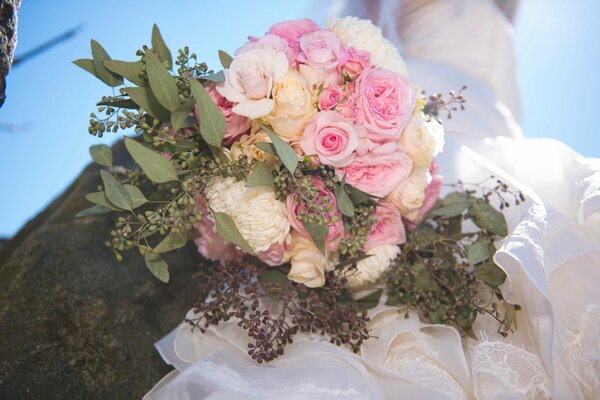 Il bouquet della sposa è la cosa principale nell immagine