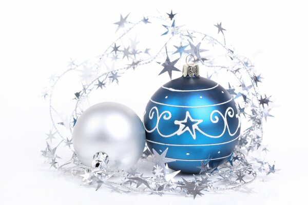 Bolas de Navidad con decoración de plata