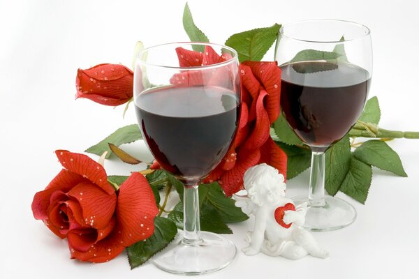 Dos copas de vino y un ramo de rosas