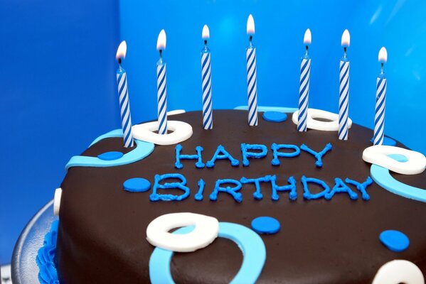 Hermoso pastel de cumpleaños con velas