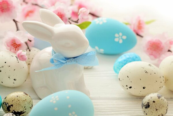 Пасхальный кролик. Белые в крапинку и голубые в цветочек пасхальные яйца