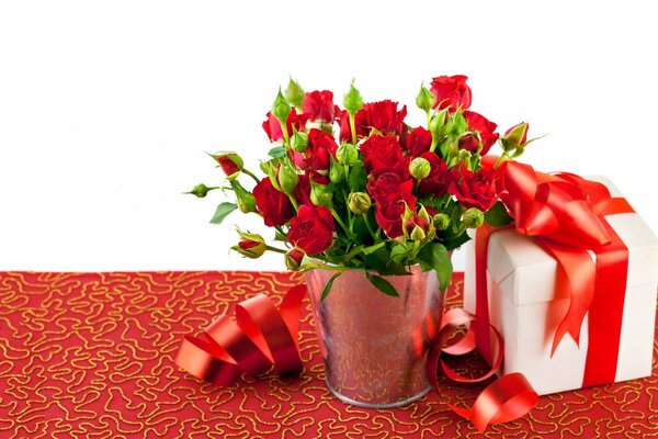 Rose rosse in vaso e scatola