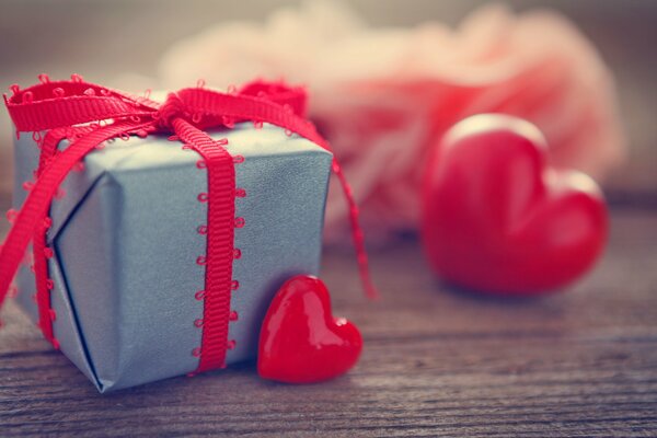 Tarjeta de felicitación feliz día de San Valentín regalo y corazón rojo