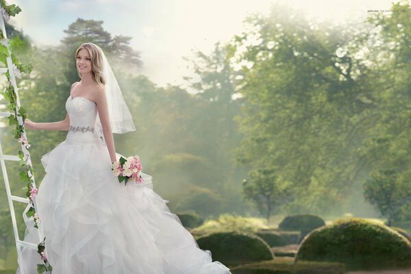 Mariée souriante avec bouquet dans la nature