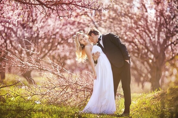 Foto di nozze della sposa e dello sposo felici nel boschetto