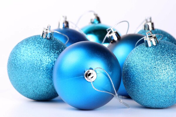 Palle blu di Natale su sfondo bianco