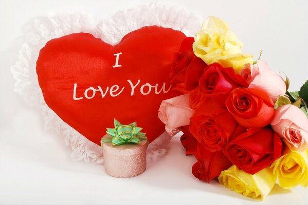 Oreiller en forme de coeur, bouquet de roses et petite boîte ornée de ruban