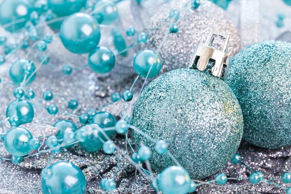 Boules de Noël bleues avec des perles