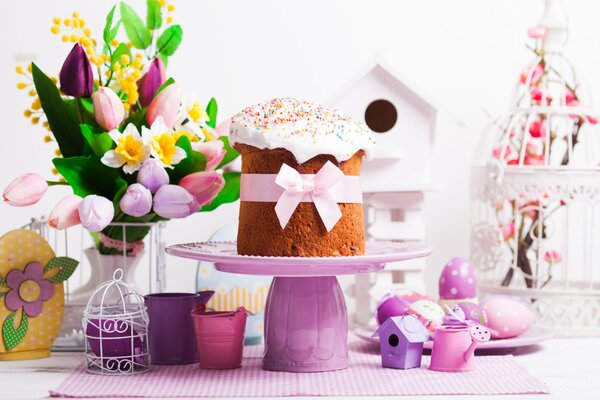 Décor de Pâques. Gâteau et oeufs