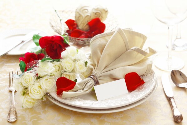 Servicio de mesa con flores en el Restaurante