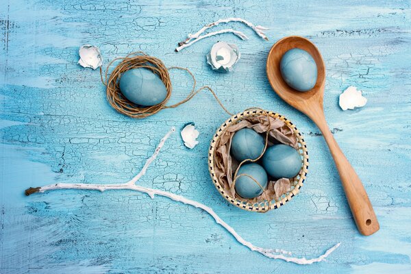 Huevos de Pascua azules sobre fondo azul