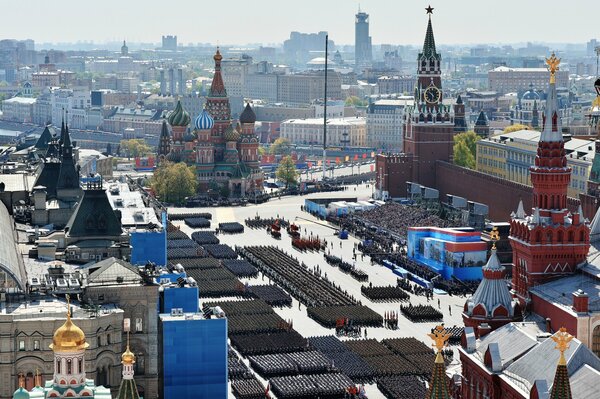 Moscow celebrates Victory Day with the whole country. The main performance takes place on Red Square