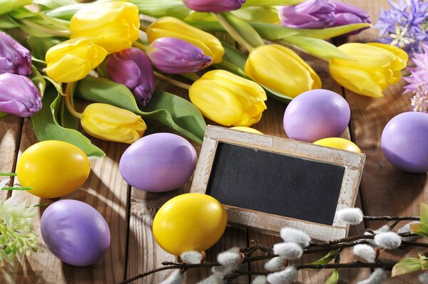 Tulipani gialli e lilla e uova di Pasqua