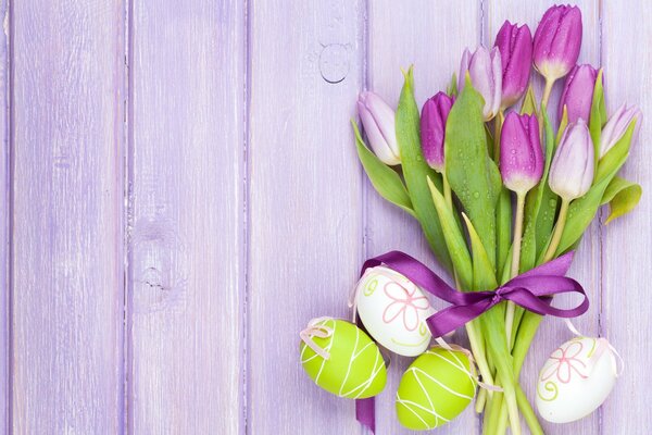 Huevos de Pascua y un ramo de tulipanes