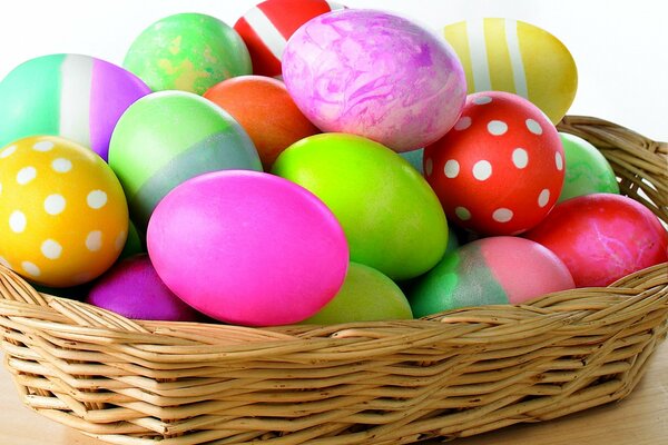 Huevos de Pascua con patrones en la cesta