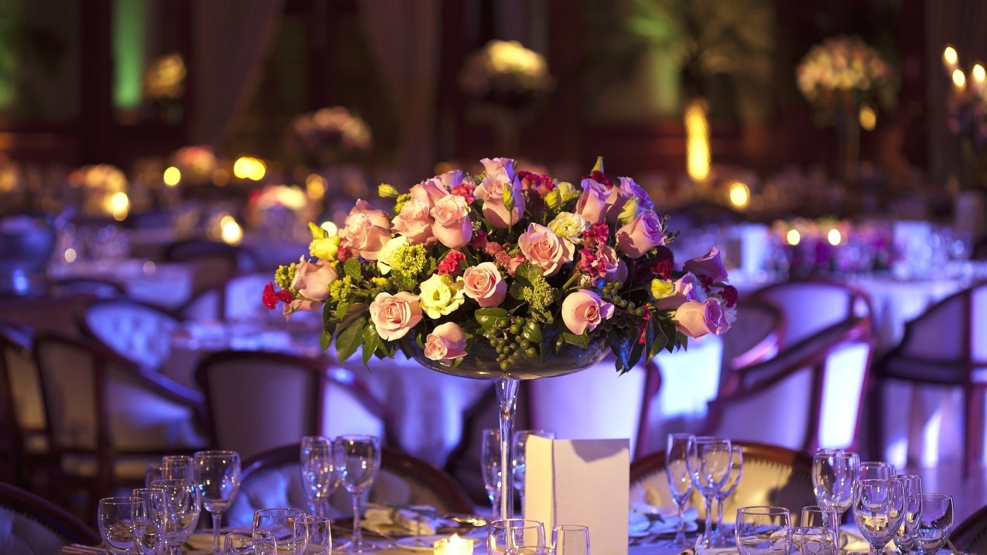 restaurant table verres à vin fleurs vacances bouquet