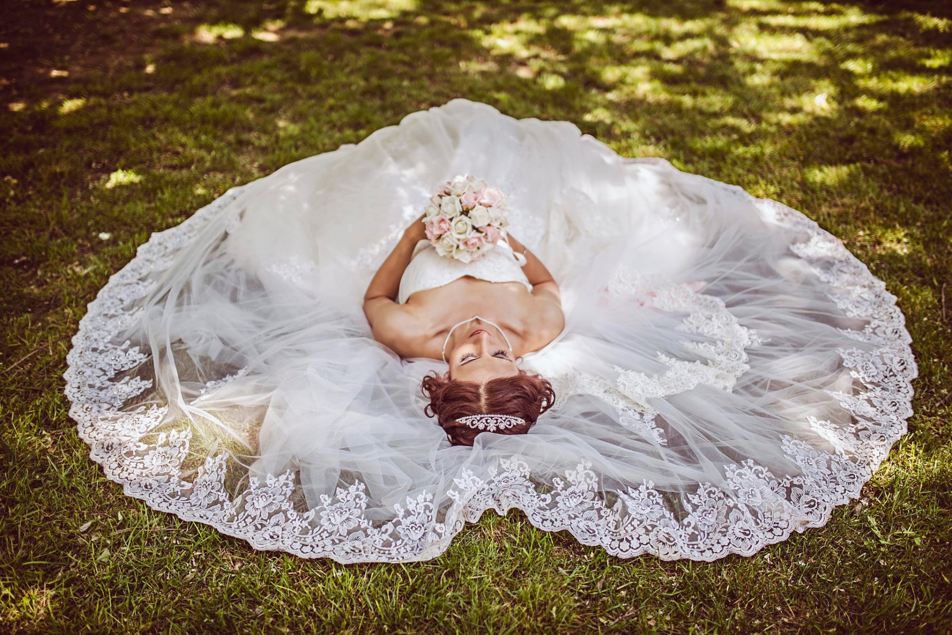 hochzeit braut kleid blumenstrauß