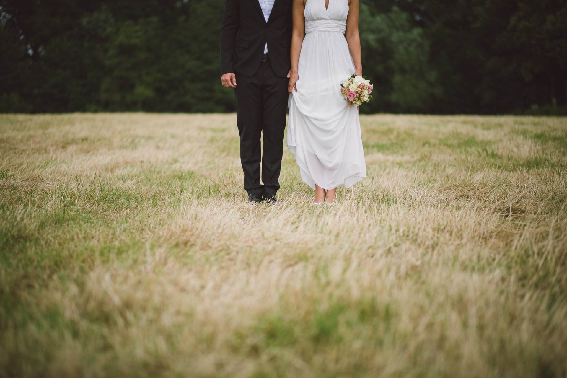 novio novia vestido traje campo hierba