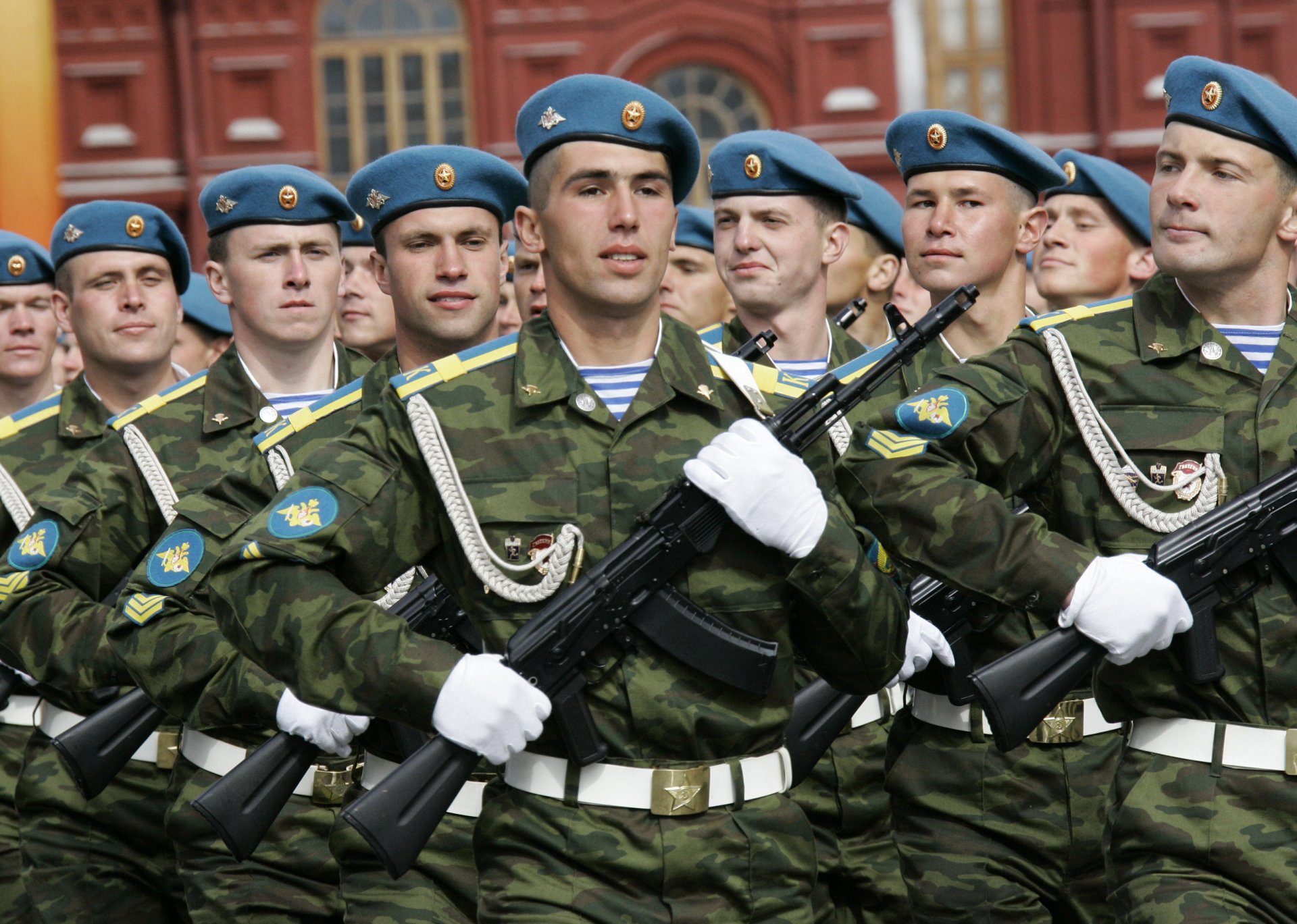 troupes aéroportées parachutistes soldats combattants élite fierté russe militaire bérets bleus jour des troupes aéroportées troupes aéroportées fédération de russie russie honneur armée armes automates