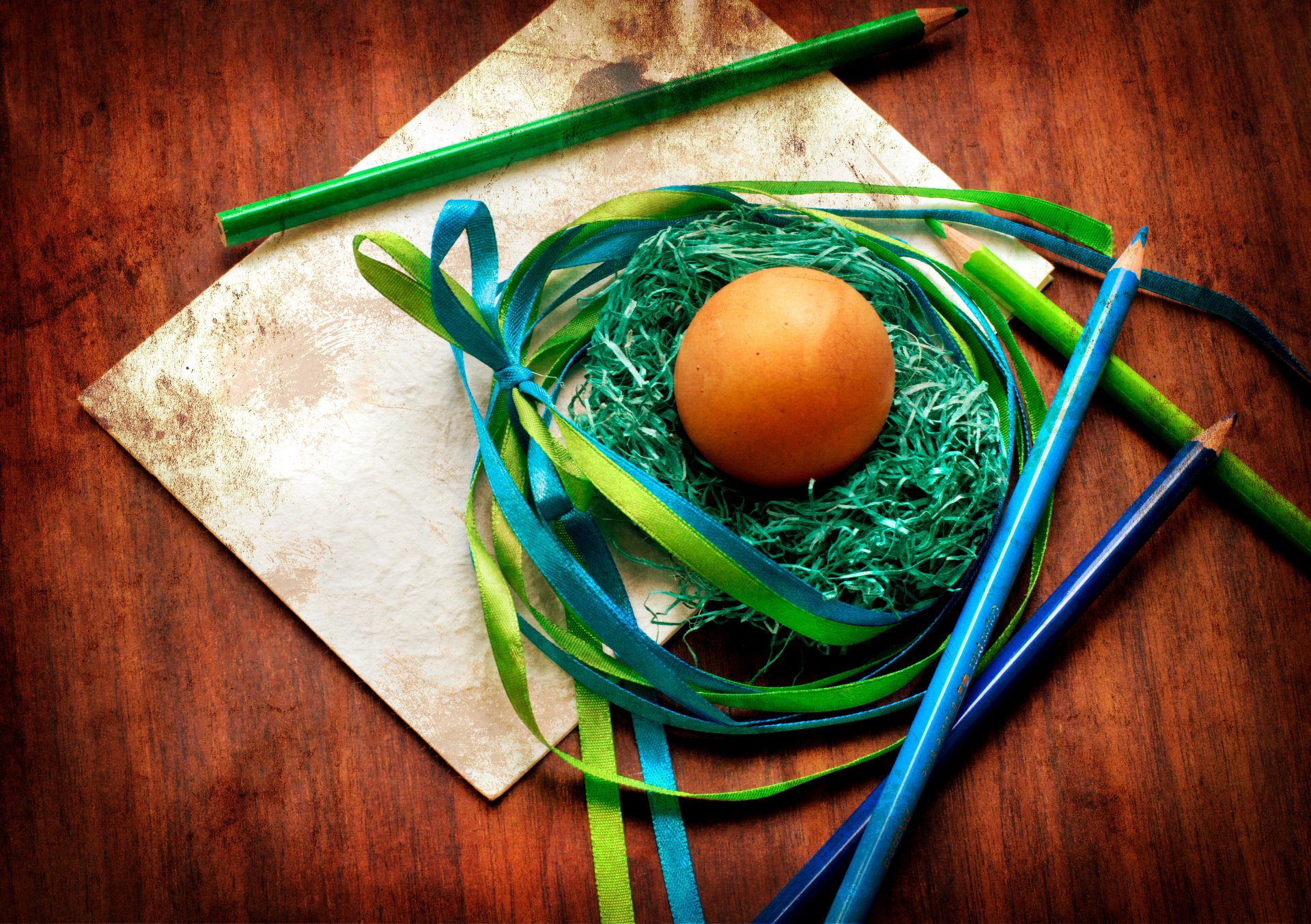 feiertag ostern nest ei bänder bleistifte papier holz