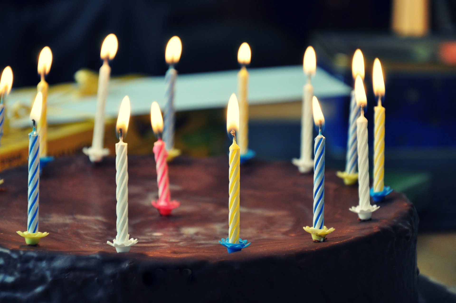 torta chocolate dulce postre velas velas fuego llama cumpleaños