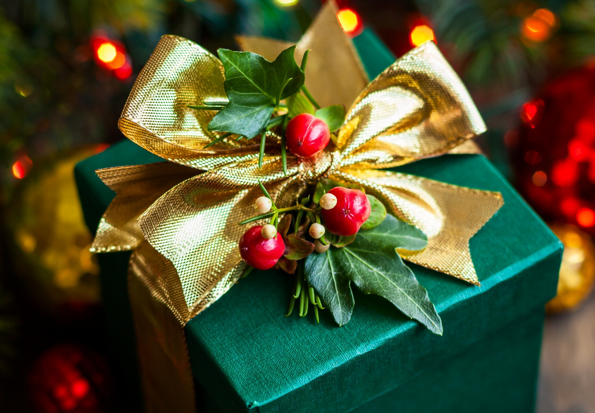 vacances nouvel an noël cadeau boîte vert arc ruban or baies feuilles feuille