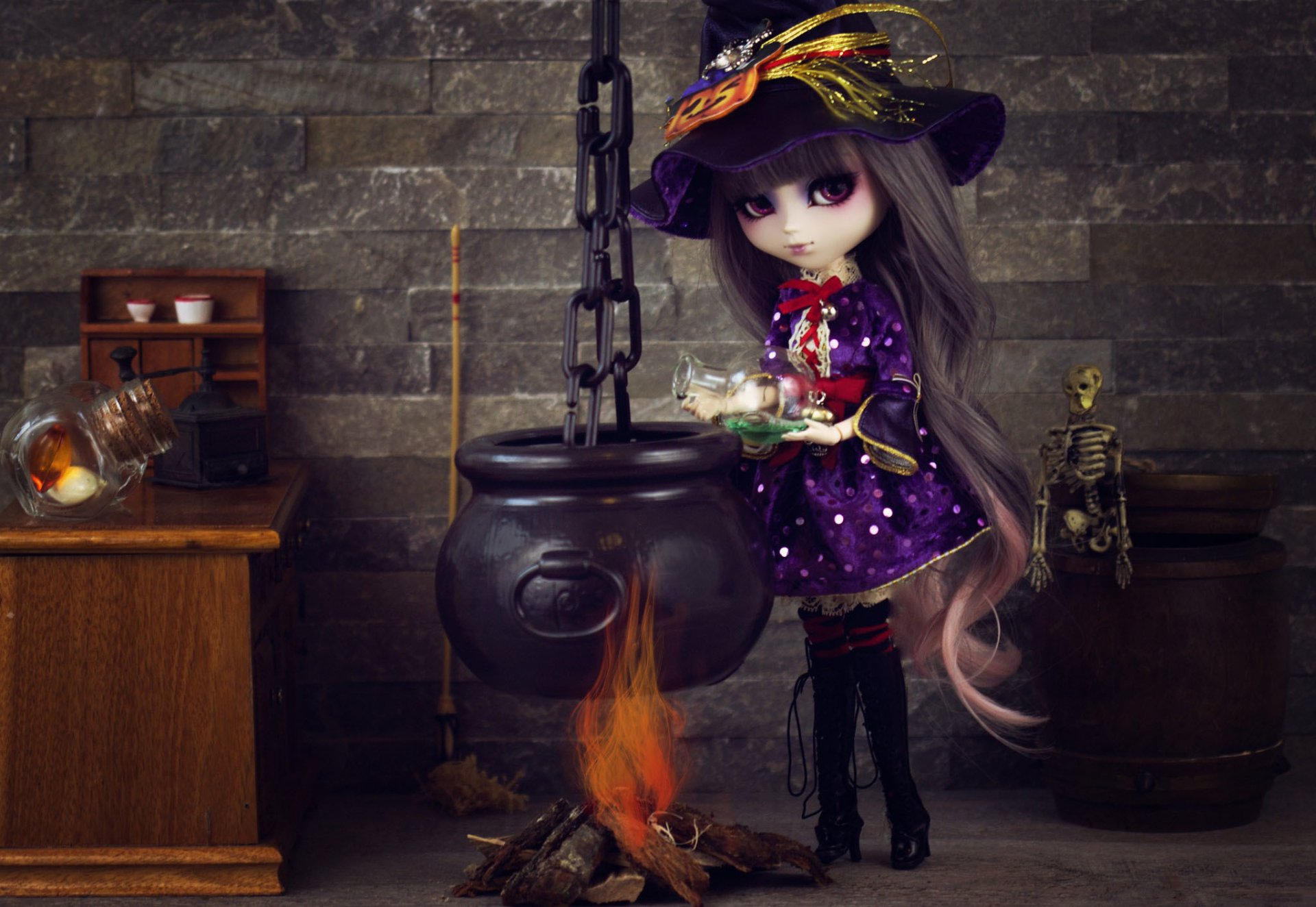 poupée jouet sorcière chaudron feu potion