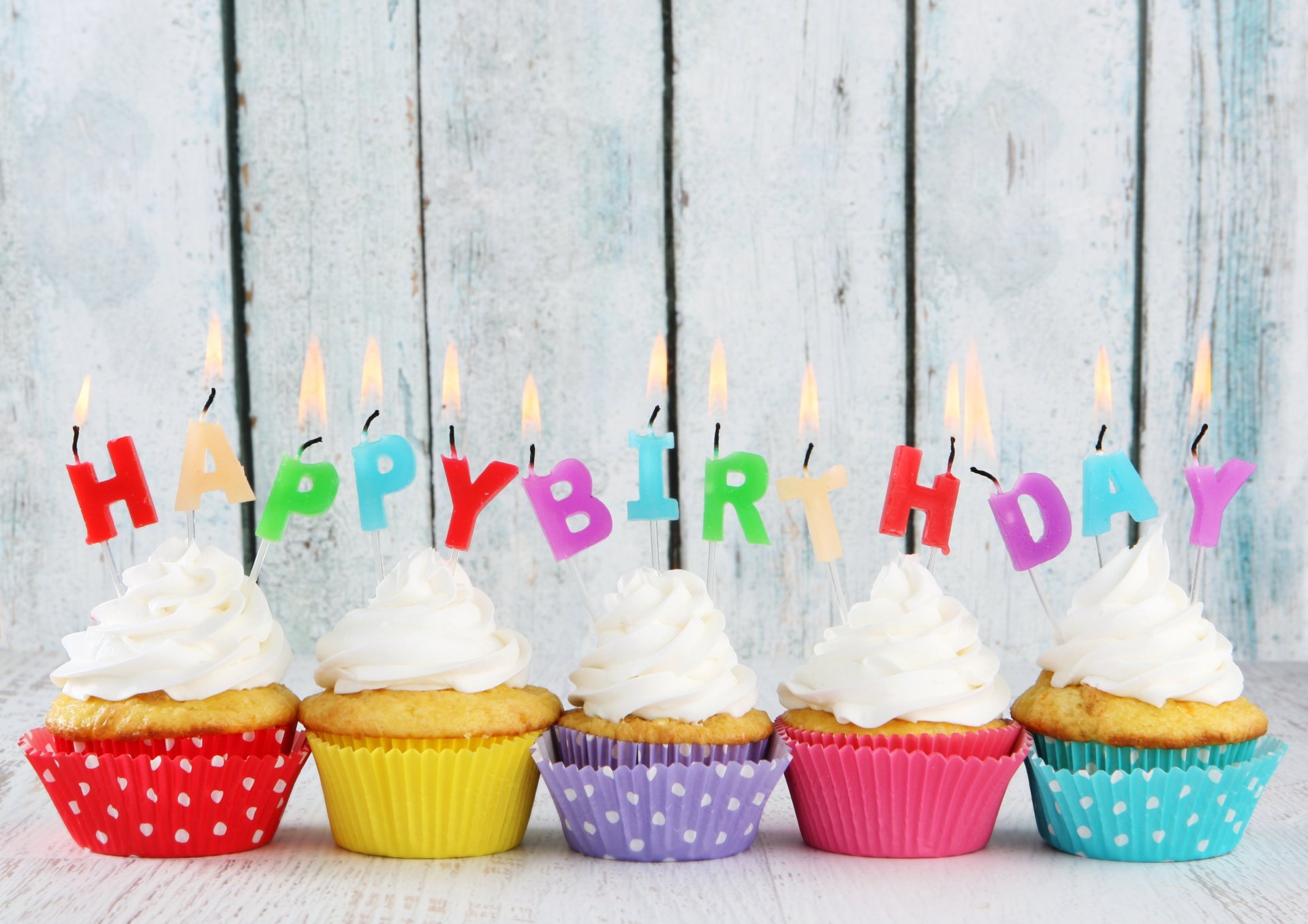 feliz cumpleaños cupcakes velas colorido cumpleaños crema