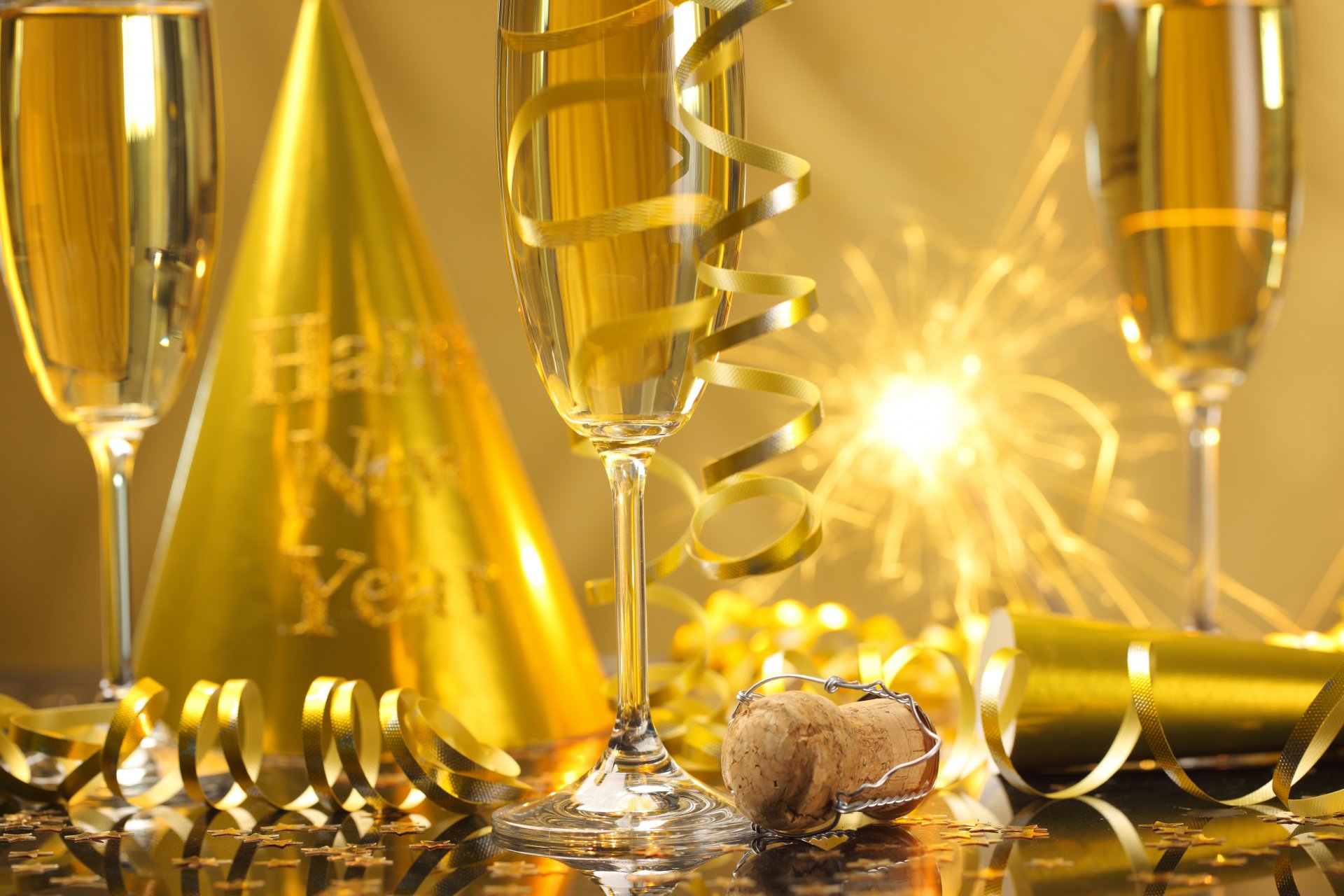felice nuovo anno champagne oro vacanza vacanza bicchieri serpentina stelle filanti