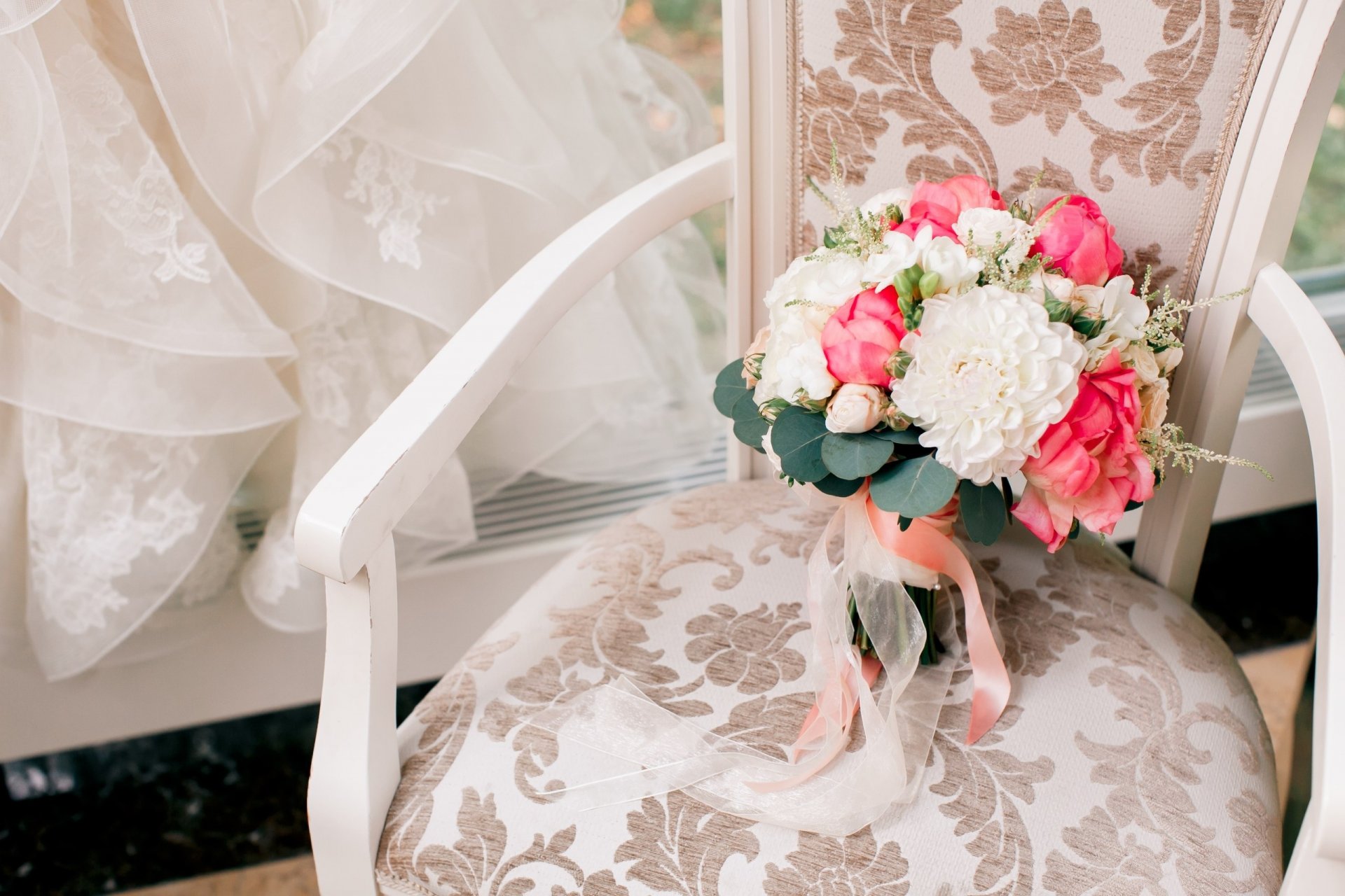 brautstrauß schleier stuhl hochzeit