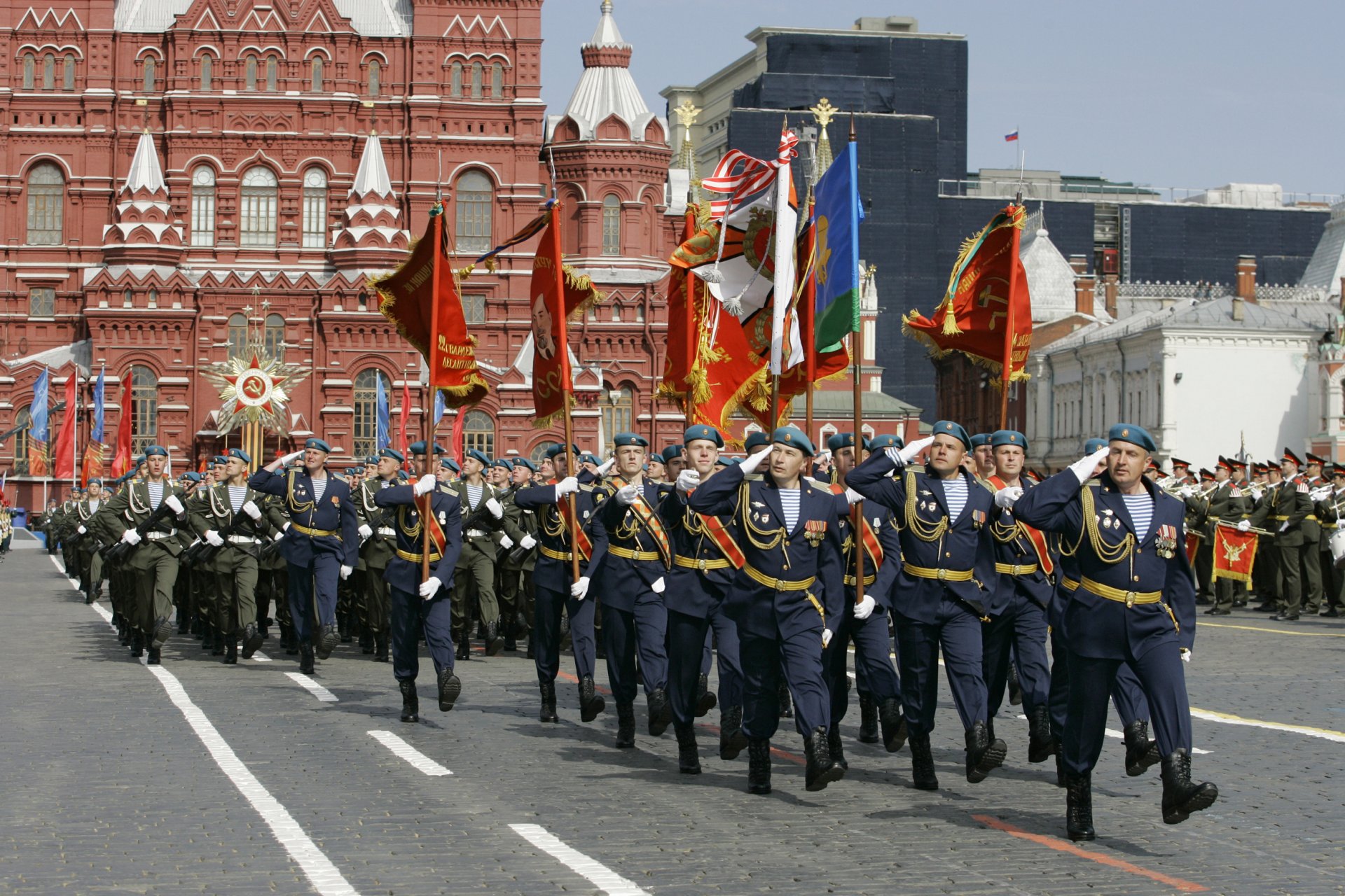 desfile de la victoria plaza roja tropas aerotransportadas tropas marcha marcha día de la victoria 9 de mayo soldados militares rusia moscú orgullo paracaidistas boinas azules urss banderas hurra museo histórico estatal